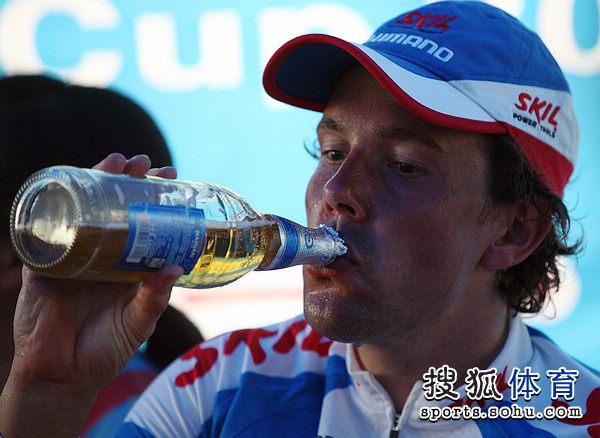 哈穆尔开怀畅饮