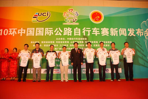 国家体育总局自剑中心主任、环中国国际自行车赛组委会执行主任------------潘志琛，为8个承办城市的代表颁发此次环中赛的纪念领骑衫