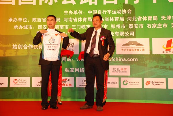 国家体育总局自剑中心自行车部主任、环中国国际自行车赛组委会秘书长------张--斌赠送万科集团西安万科企业有限公司总经理孙嘉先生始创纪念纪念领骑衫