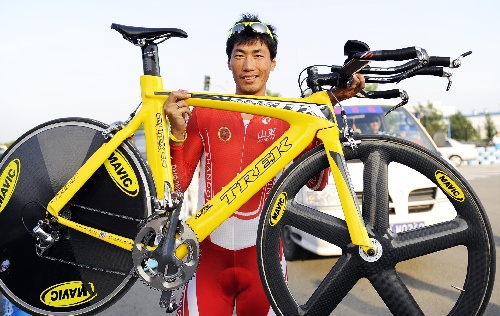 2009年7月8日，李富玉在2009全国公路自行车锦标赛男子成年组40公里个人计时赛中获得冠军赛后展示“坐骑”。