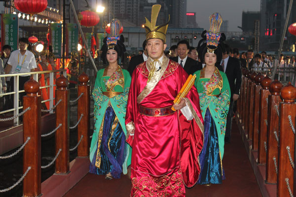 嘉宾在仿唐迎宾仪式后入城