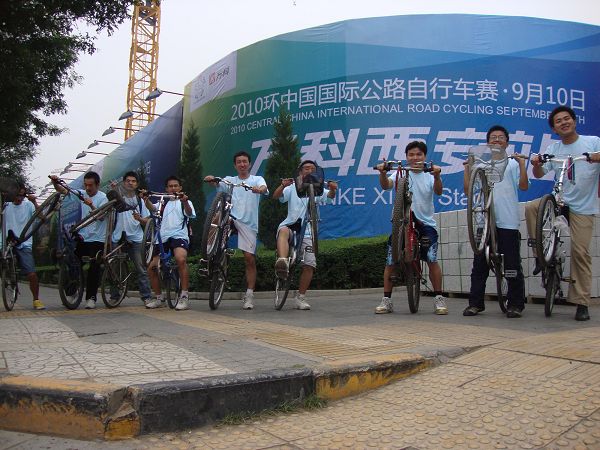 选手于骑行活动中:整装待发