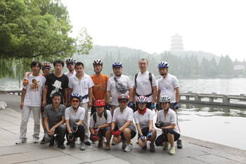 队员在西湖边合影留念