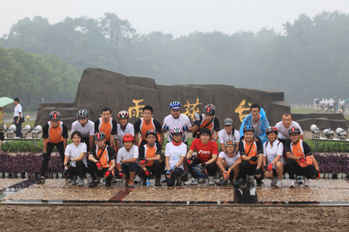 队员在雨花台合影