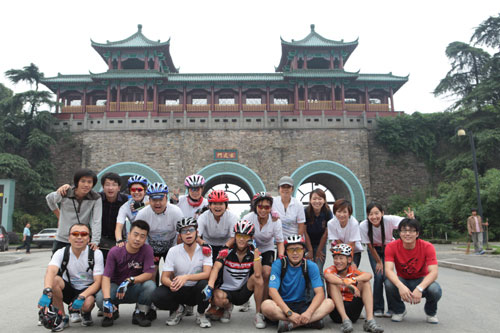 队员在玄武门合影