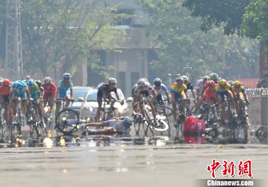 图为选手在通过最后的转弯进入冲刺直道发生跌倒，有数名选手造成不同程度的受伤。　骆云飞　摄