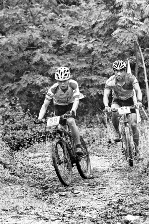 自行车越野赛成泥里风火轮