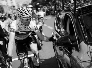 埃文斯（左）在冲刺前提前享用了胜利的香槟酒新华社