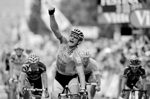 比利时乐透车队的德国车手格雷佩尔庆祝胜利