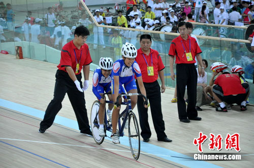 八残会自行车比赛鸣枪。作 者：余哲