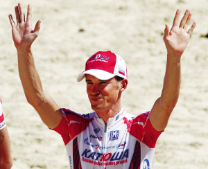 新华社巴黎7月11日体育专电 国际自行车联盟11日宣布，参加环法自行车赛的俄罗斯车手科洛布涅夫兴奋剂检测呈阳性，这也是2011赛季环法赛上爆出的首例兴奋剂丑闻。