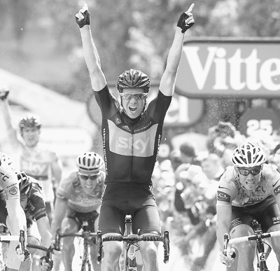 7日，英国天空车队的挪威车手哈根（前）庆祝赛段夺冠。