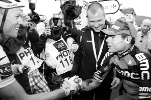 埃文斯(右)赛后与胡舒福德(左)握手