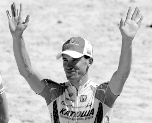 昨天，喀秋莎车队俄罗斯车手科洛布内夫（小图）在尿检中被查出违禁药物，成为今年环法首位被开除的选手。