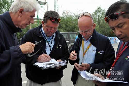 裁判们正在核对第四赛段的成绩。人民网记者 胡雪蓉摄