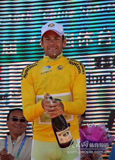 斯洛文尼亚普图伊队选手格雷格第三次夺黄衫。人民网记者 胡雪蓉摄