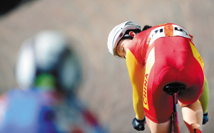 8月18日，中国选手郭爽（右）在比赛中观察俄罗斯选手维多利亚·巴兰诺娃的位置。新华社发