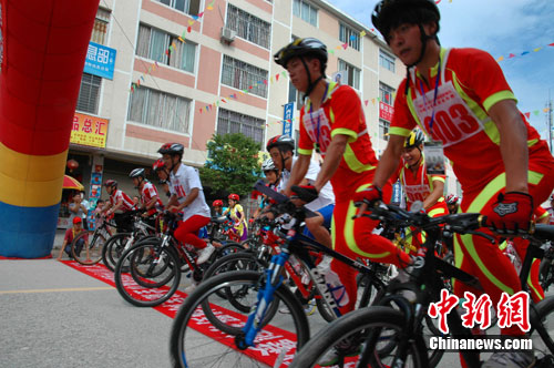 图为8月12日在广西资源县举行的中国旅游城市全能定向越野赛比赛场景。 中新网发 唐梦宪 摄