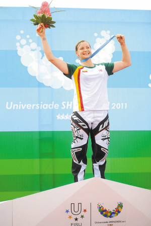 获得女子小轮车冠军的里姆赛特·维尔马在领奖台上