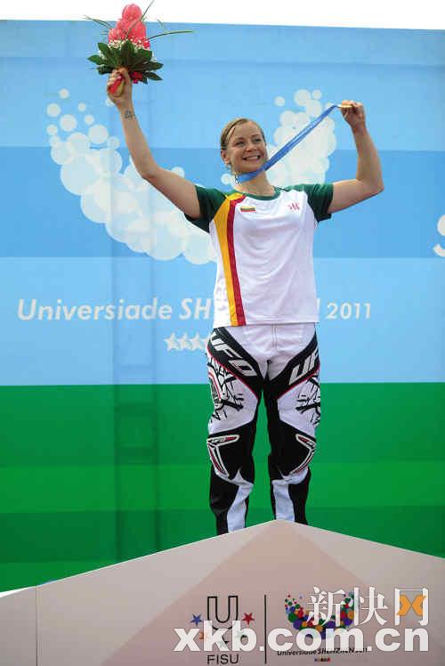 获得小轮车比赛冠亚军的立陶宛选手里薇尔玛·利姆萨特。