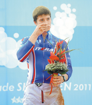 领奖台上，克列申科亲吻来之不易的金牌。