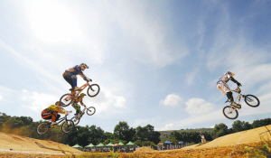 小轮车飞起，与黄土地、近处的树林、远处的天空，共同构筑出一幅精妙的画面。右一为最后获得冠军的克列申科。