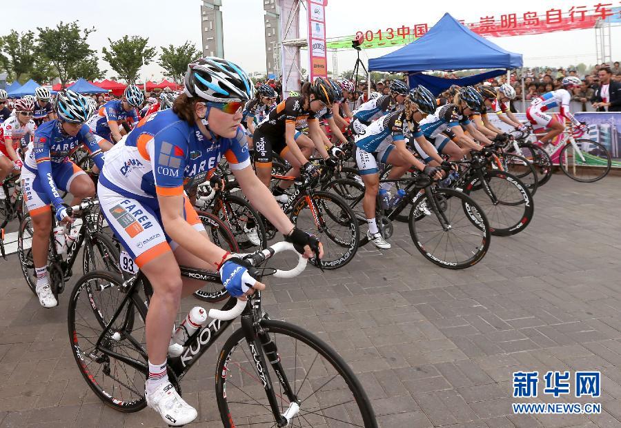 （体育）（4）自行车——环崇明岛女子国际公路自行车赛在沪鸣枪