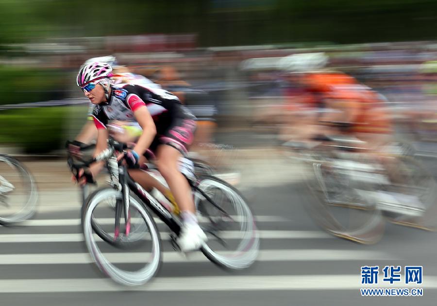 （体育）（6）自行车——环崇明岛女子国际公路自行车赛在沪鸣枪