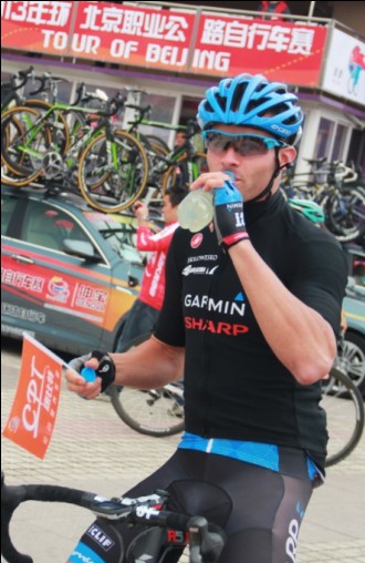 康比特为运动员助力加油