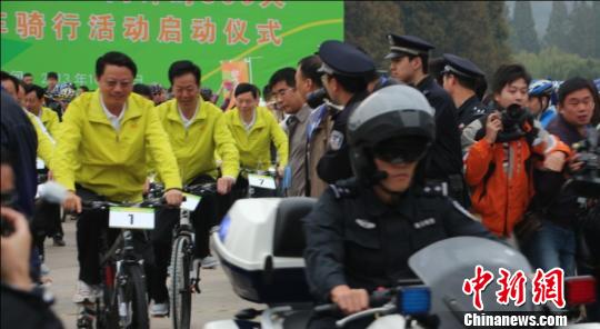 南京市委书记杨卫泽与市民一同骑行 丁智远 摄