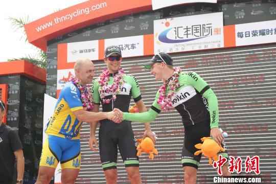 环海南岛国际公路自行车赛第三赛段比赛前,张敬炜(左)和莫雷诺(右)在起点等待比赛开始。 魏巍 摄