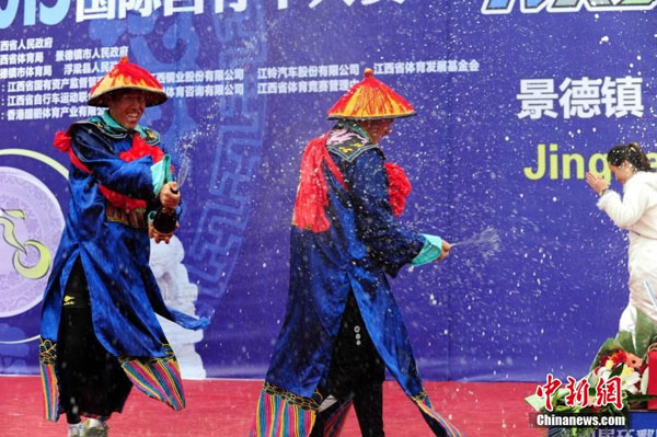 运动员穿清朝官服戴红花 点击查看组图