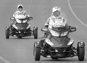 开道的庞巴迪三轮摩托身价不菲。金陵晚报记者 杨希 摄