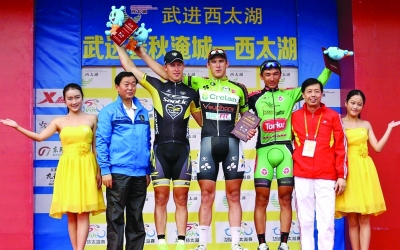 乔纳森（中）在颁奖典礼上。