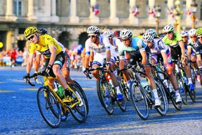 弗洛姆(左)在比赛中。 新华社发