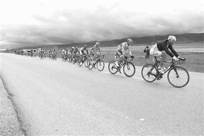 环湖赛的绝美风景是比赛的一大特色,而骑手们则是风景的制造者