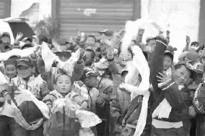 小朋友们为选手加油鼓劲 本版图片均为记者 高兴 摄