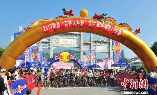 第六届环湘自行车赛总决赛在南岳衡山举行　曹一帆　摄