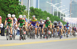 21支车队抵津 中外车手今决战团泊湖（图）