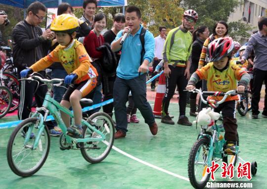 “环珠三角绿道自行车赛”总决赛12日在深圳光明新区举办。 朱坤伟 摄