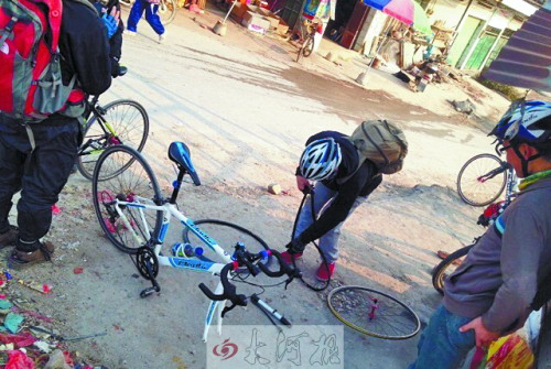 运气不好,十分钟被扎了两次胎,只能自己修车。