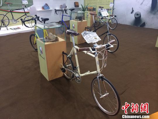 亚塔骑众“豪车”亮相亚洲自行车展 杨颜慈 摄