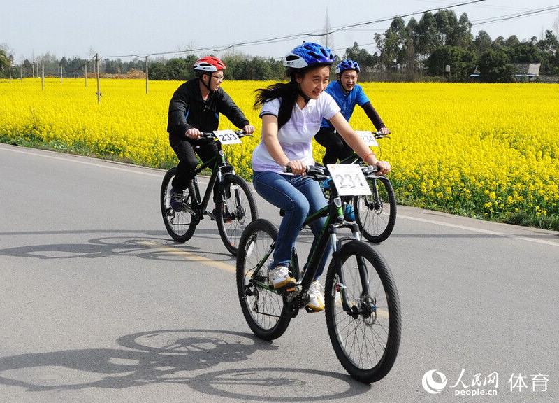 崇州的油菜花美景令人陶醉。