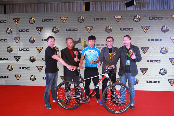 UCC+TOPEAK PanoBike品牌联合发布会上，谢长达、林庆熙、刘馨阳、庄士文、吴亚谋（从左至右）合影