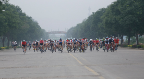 400余名车手冲出起点