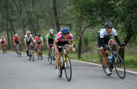 车手在山间骑行