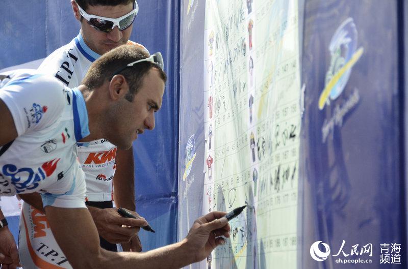 翘首观战的市民