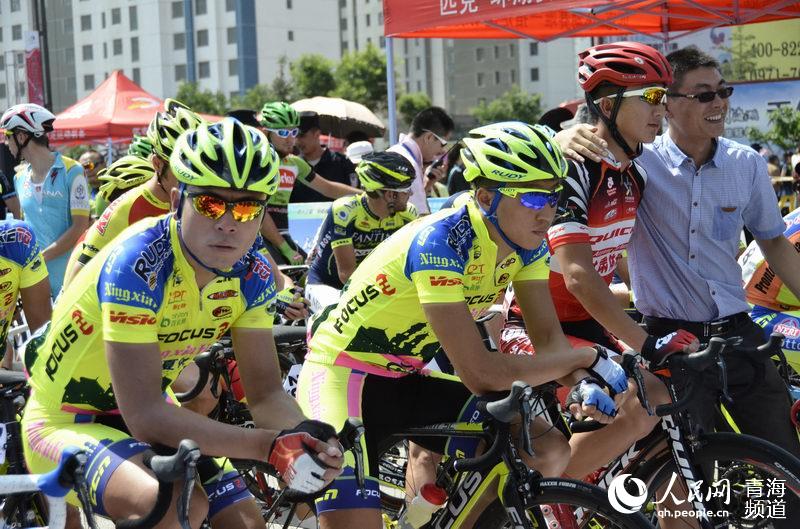 翘首观战的市民