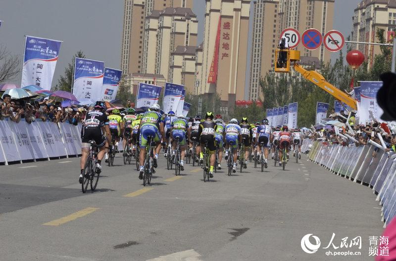 翘首观战的市民