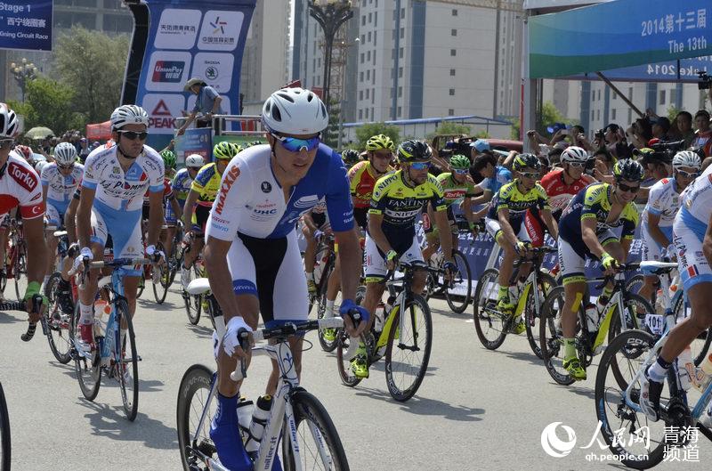 组图：2014环湖赛西宁绕圈赛 车手激烈比拼